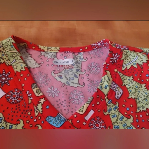 Women's Size Large (14-16) Scrubaid Tapered Fit Scrub Top Christmas Tree Patte - Picture 3 of 3